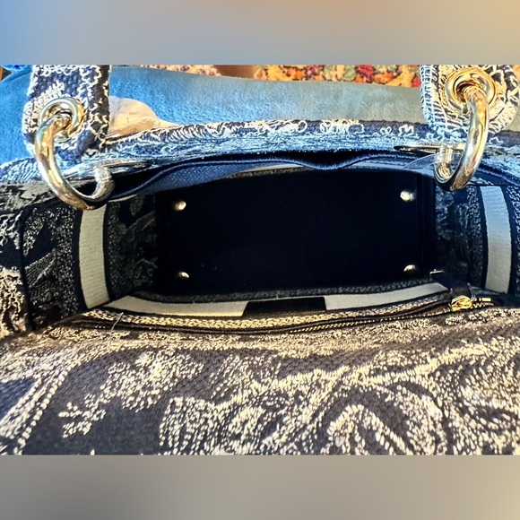 100% Authentic Dior: Medium Lady D-Lite Bag, Canvas Blue Toile de Jouy Embroider - Picture 8 of 15